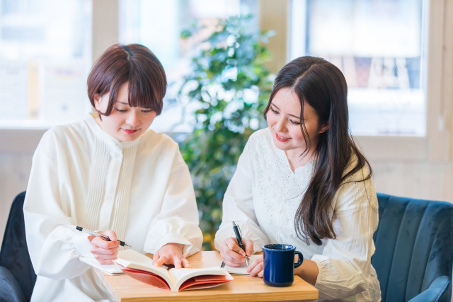 勉強をする女学生たち