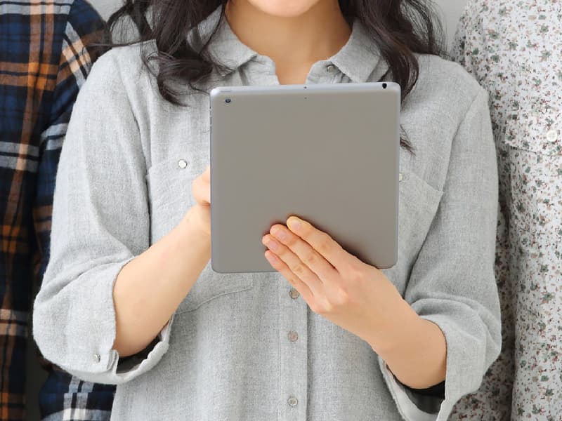 タブレットを操作する女性