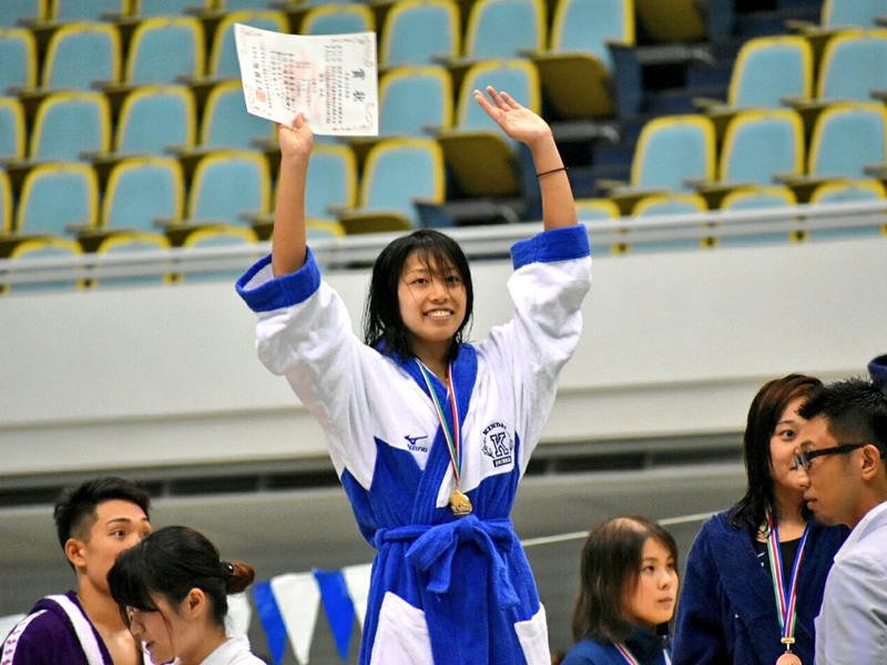 表彰状を掲げる橋本智美さん